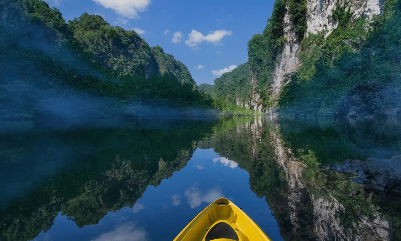 Kajak wśród klifów i tropikalnej przyrody na Koh Yao Noi, Tajlandia Kajak wśród klifów i tropikalnej przyrody na Koh Yao Noi, Tajlandia
