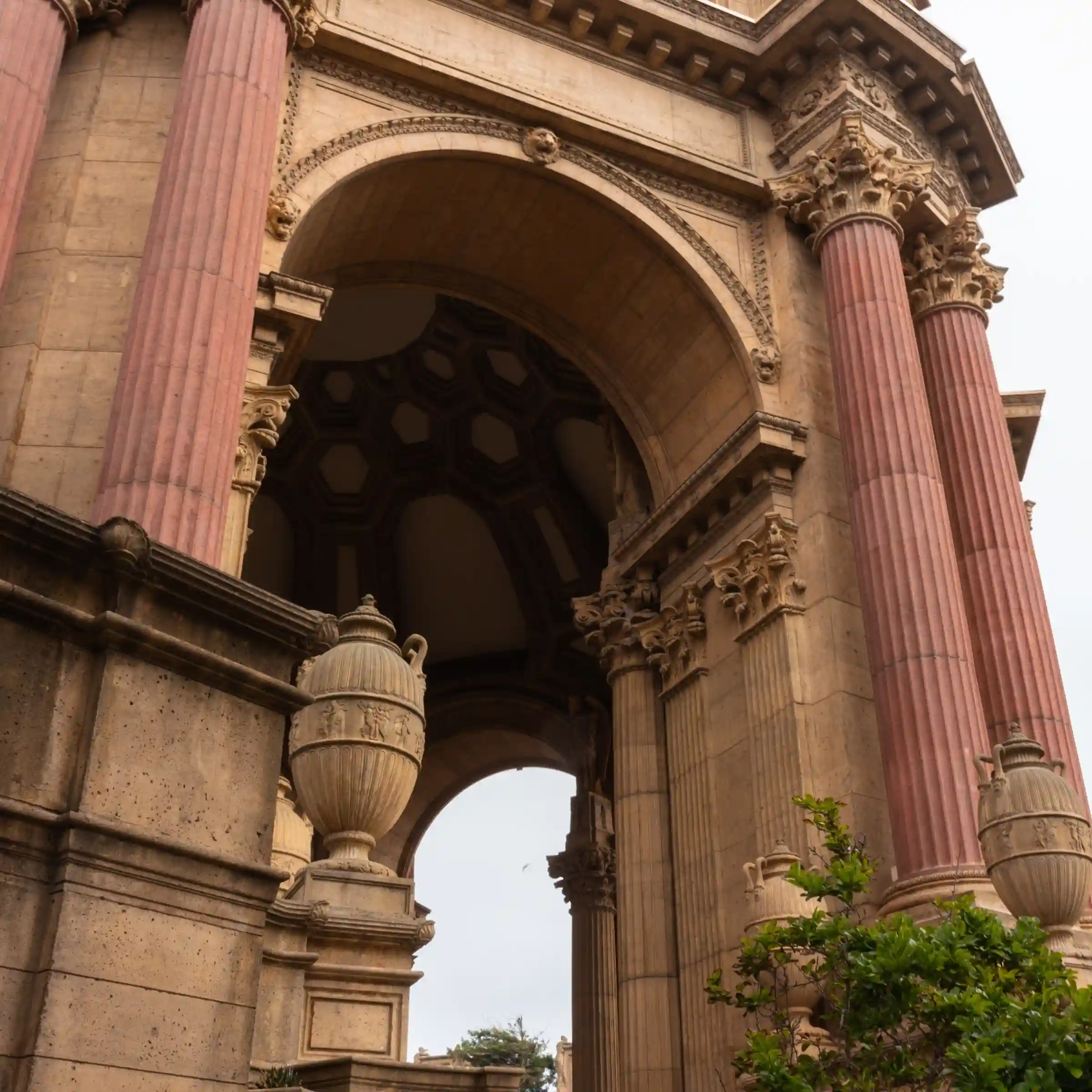 Zbliżenie na kolumny Palace of Fine Arts