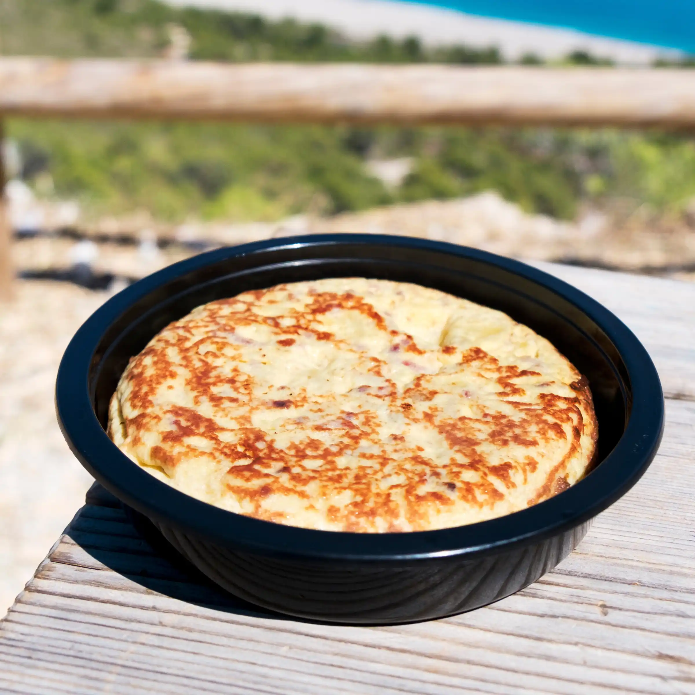 Hiszpańska tortilla ziemniaczana podana na świeżym powietrzu