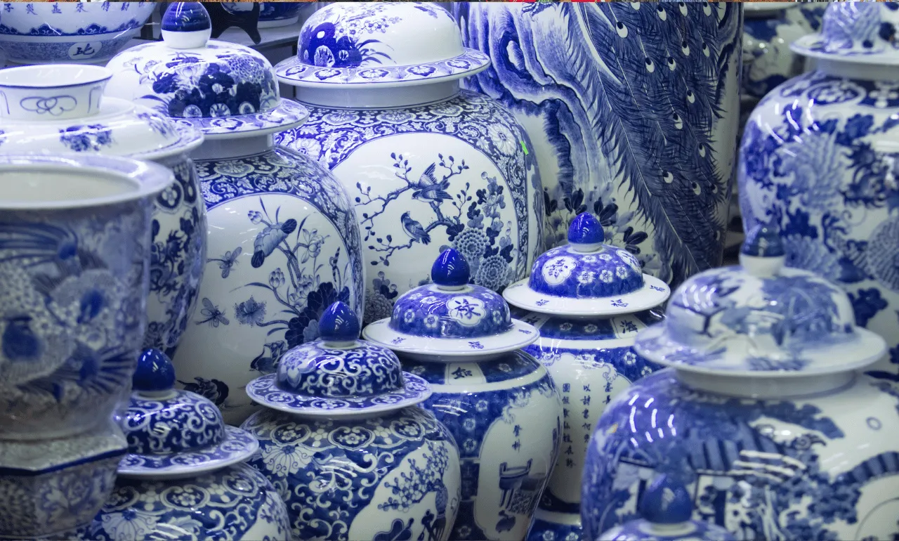 Tradycyjne wyroby ceramiczne w sklepie w wiosce Bat Trang – najsłynniejszym i najstarszym centrum garncarstwa w Wietnamie. Tradycyjne wyroby ceramiczne w sklepie w wiosce Bat Trang – najsłynniejszym i najstarszym centrum garncarstwa w Wietnamie.