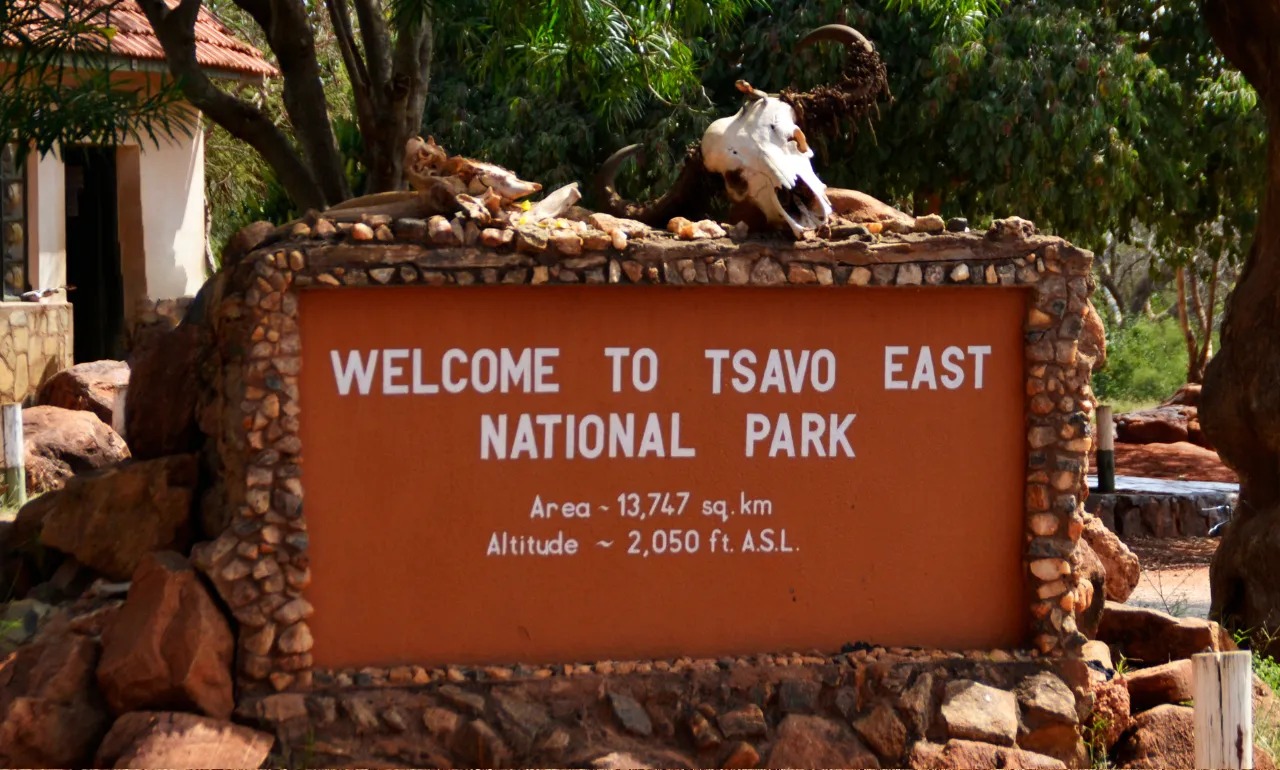 Tablica powitalna w Parku Narodowym Tsavo East, Kenia, Afryka