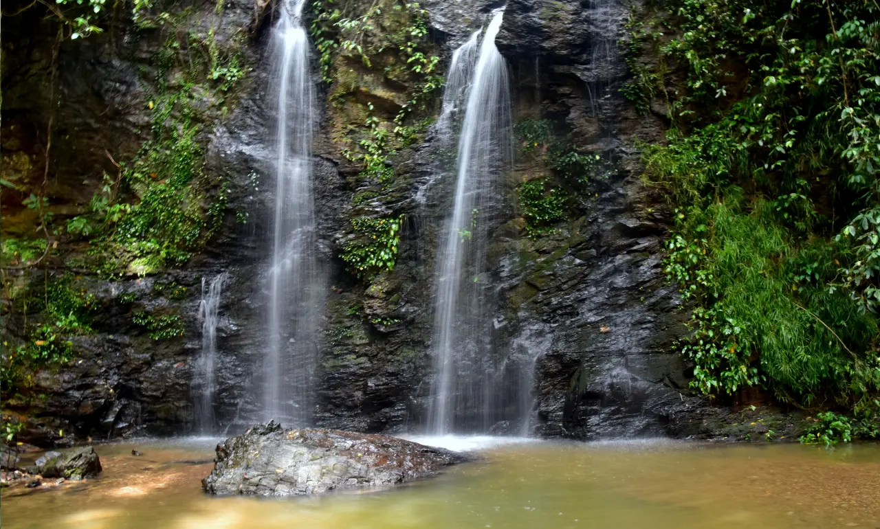 Wodospad w lesie tropikalnym, Koh Lanta, Tajlandia Wodospad w lesie tropikalnym, Koh Lanta, Tajlandia