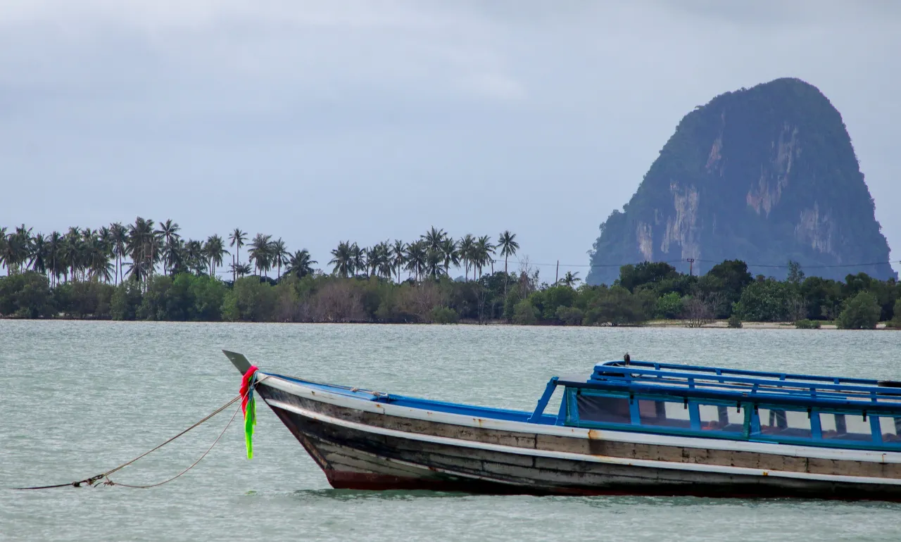 Duża łódź typu long-tail służąca jako prom i transport towarów na trasie Koh Yao – Phuket Duża łódź typu long-tail służąca jako prom i transport towarów na trasie Koh Yao – Phuket