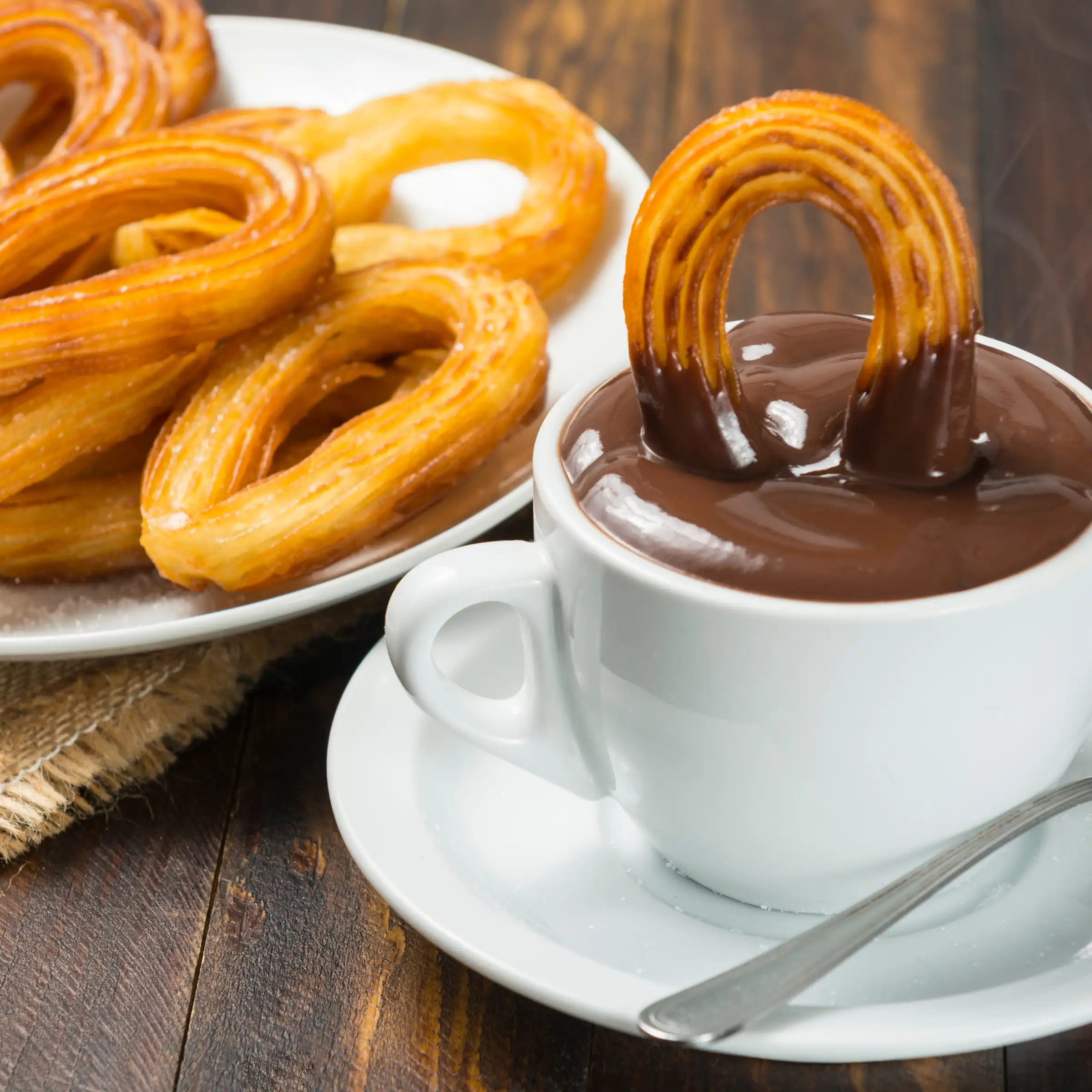 Churros podawane z gorącą czekoladą