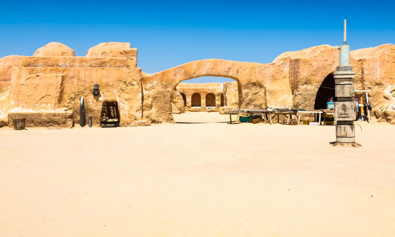 Plan filmowy z filmu Star Wars na pustyni w pobliżu Tozeur w Tunezji Plan filmowy z filmu Star Wars na pustyni w pobliżu Tozeur w Tunezji