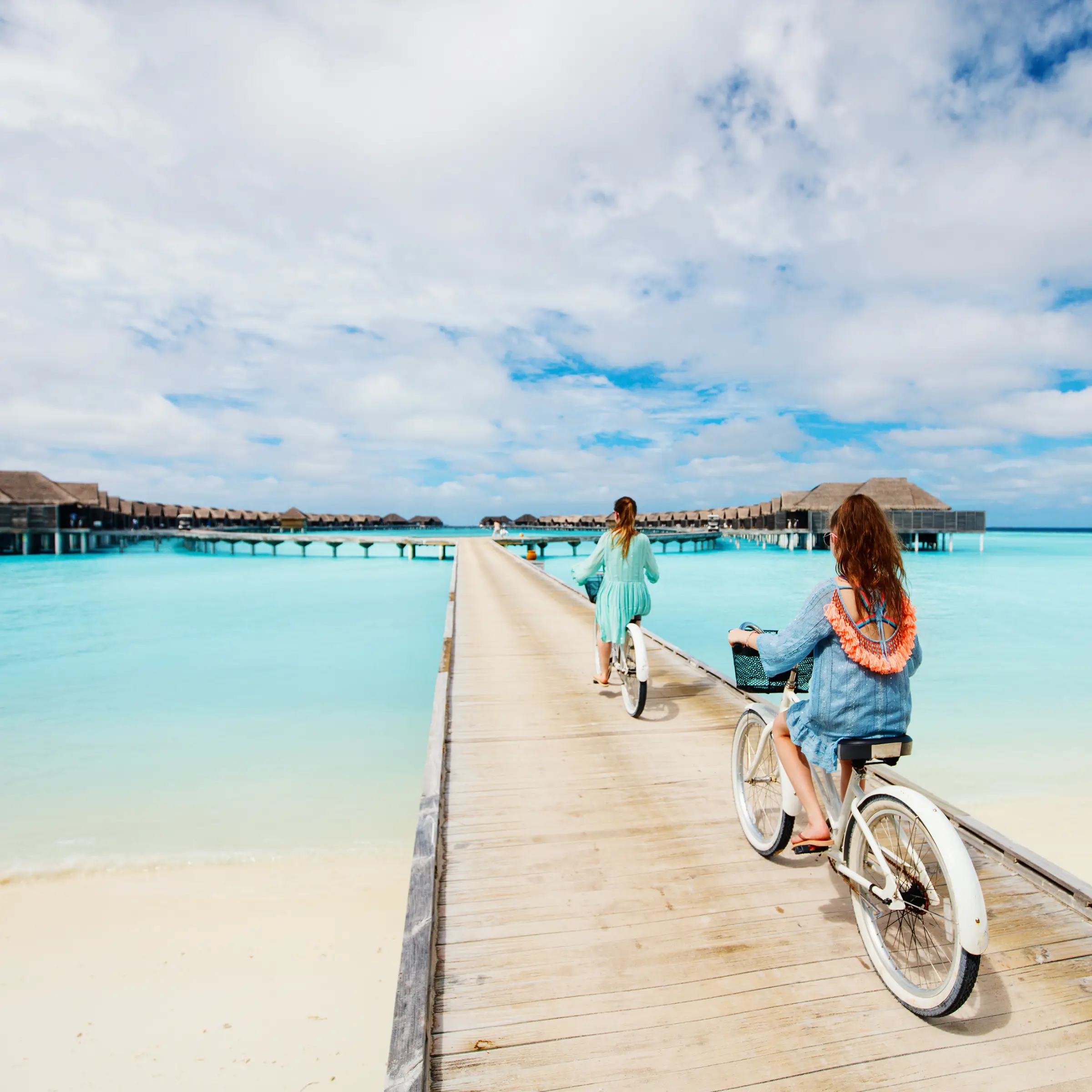 Dzieci na rowerach na Malediwach