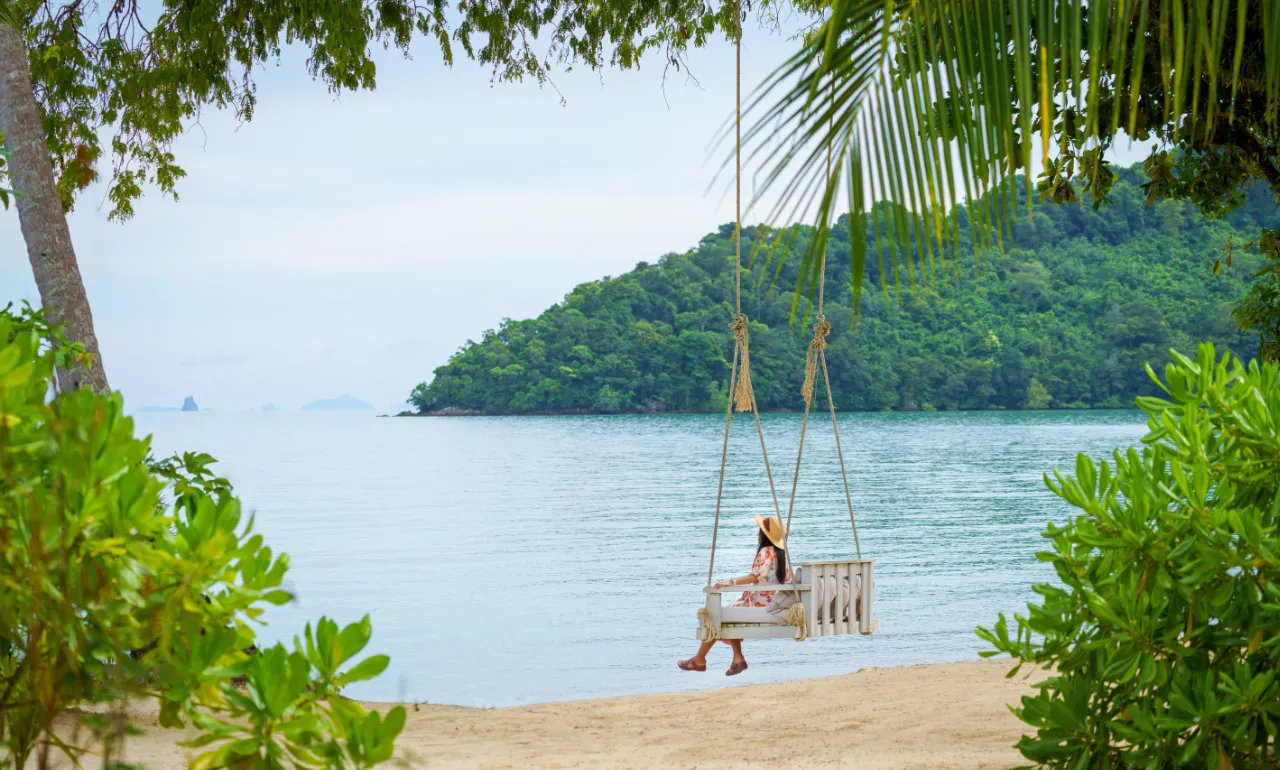 Huśtawka na plaży na wyspie Koh Yao Noi, Phang Nga, Tajlandia