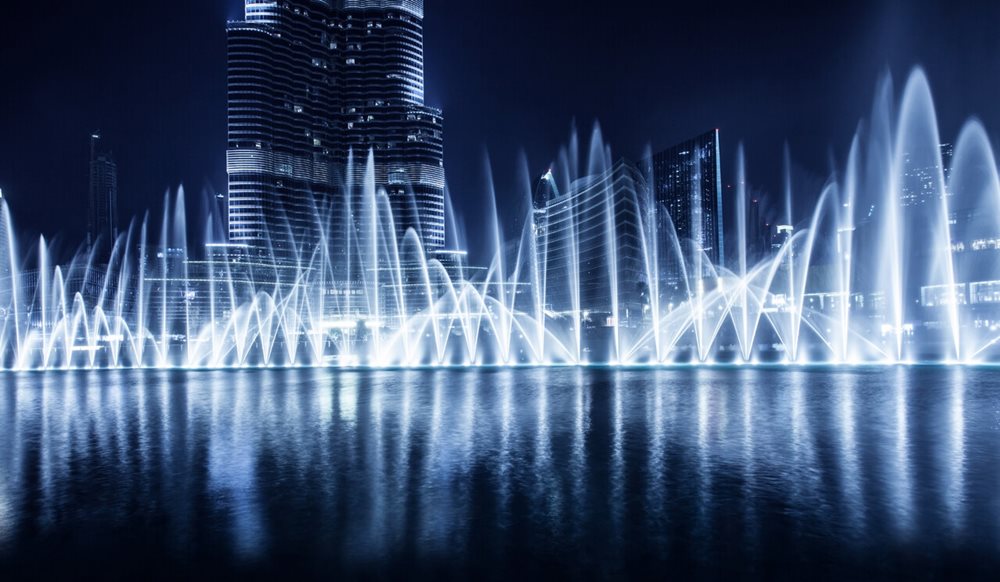 Jezioro Burj, fontanny w nocy, Dubaj