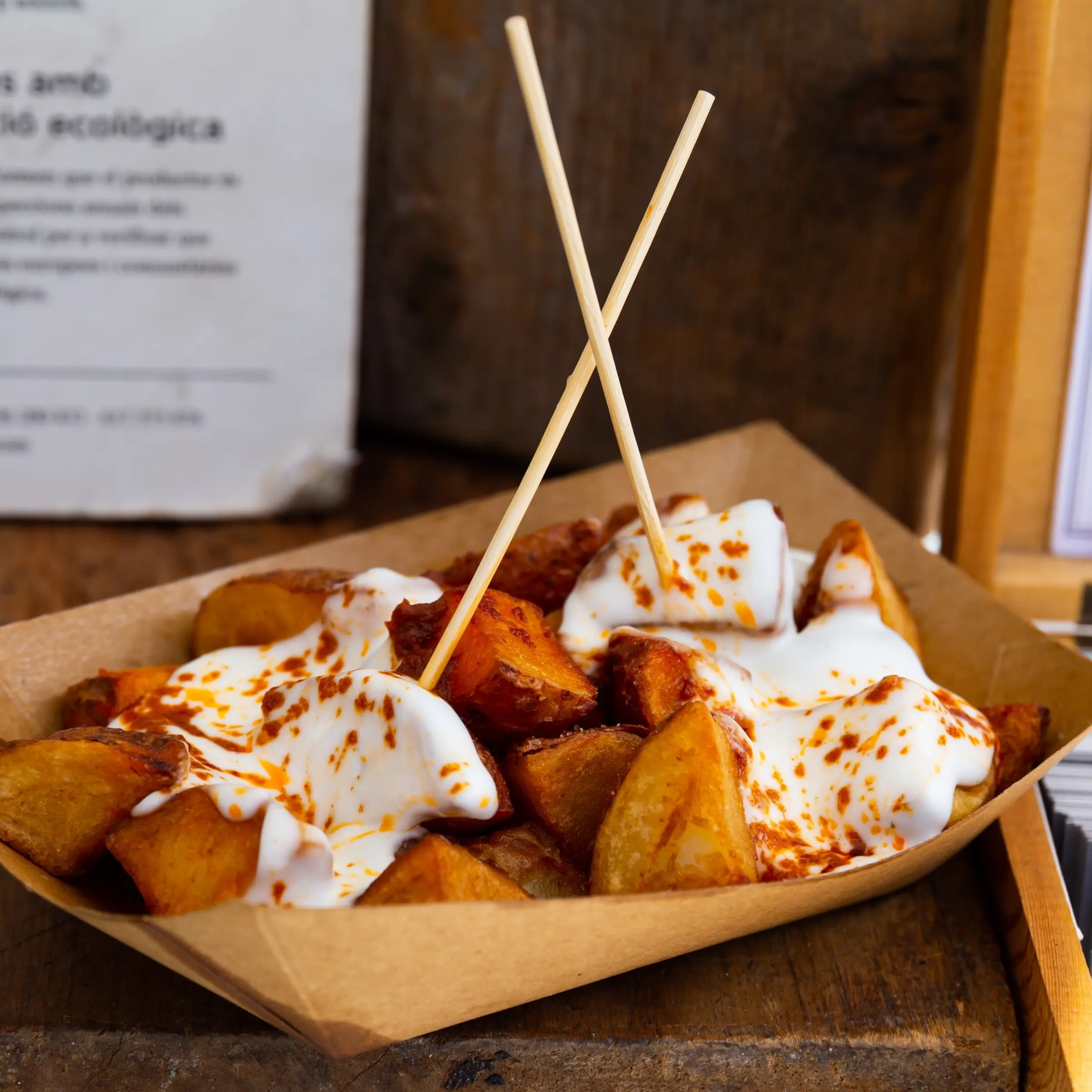 Patatas bravas podane w papierowym opakowaniu