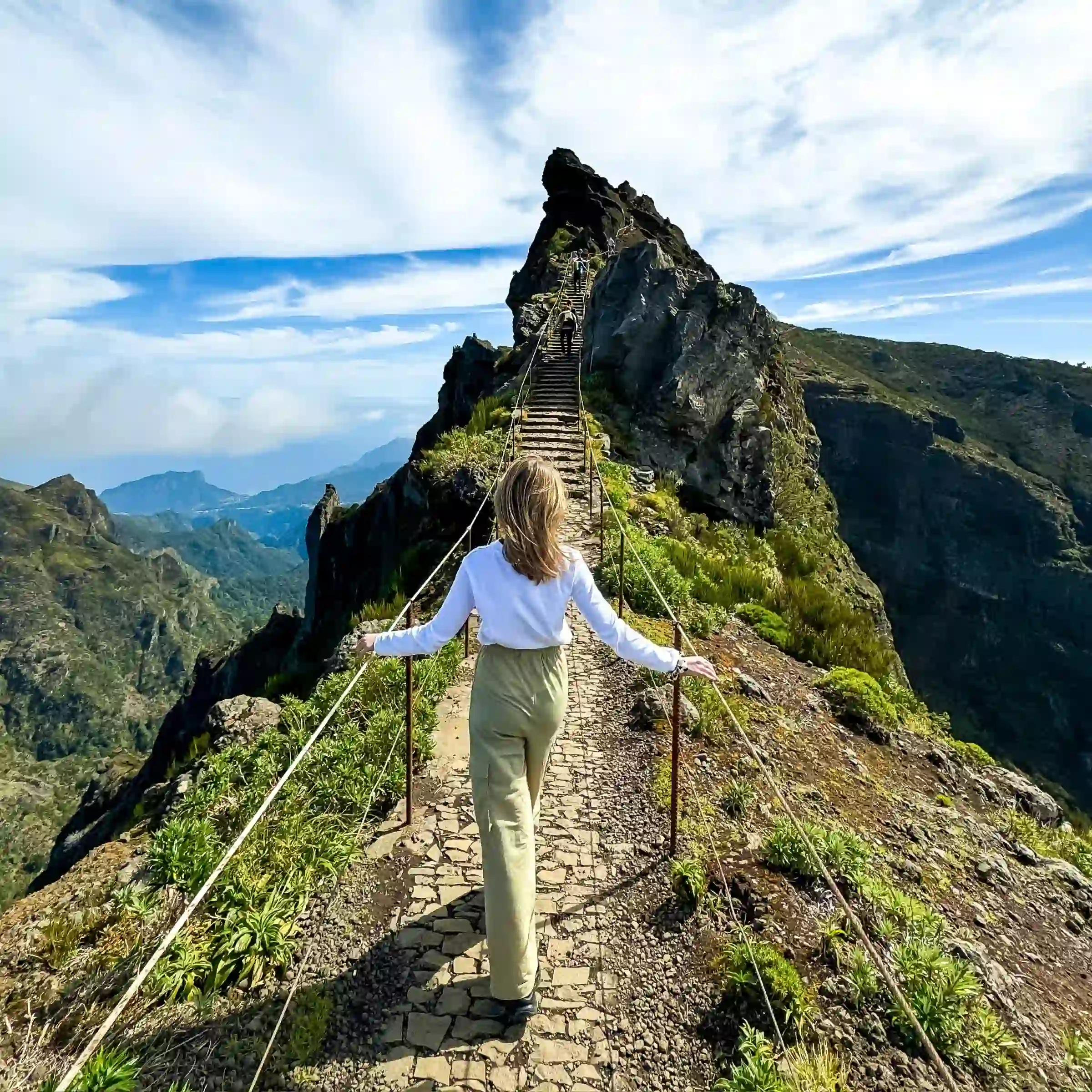 Turystka idąca na Pico Ruivo