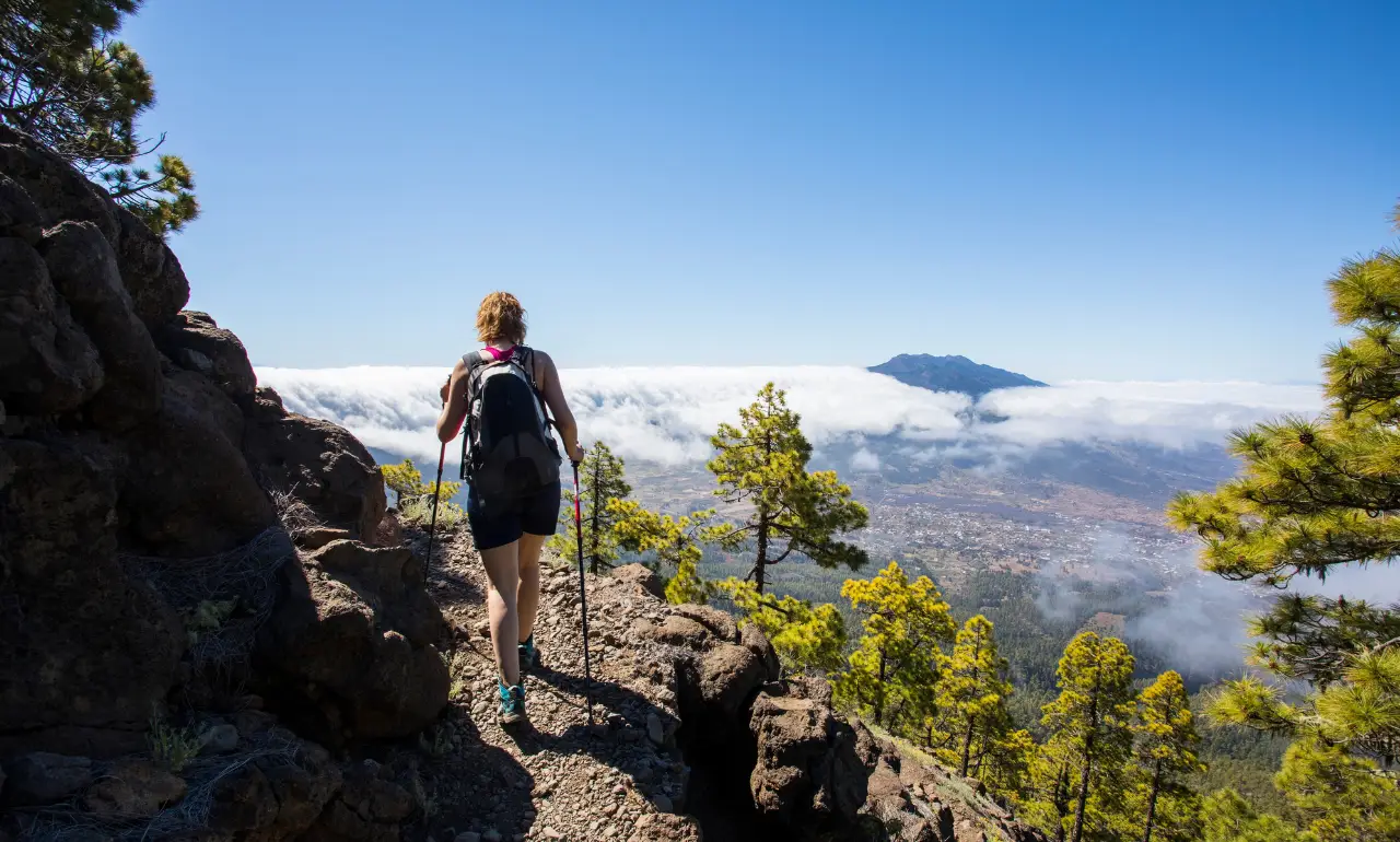 Młoda kobieta na szczycie Bejenado w Kalderze Taburiente na La Palmie
