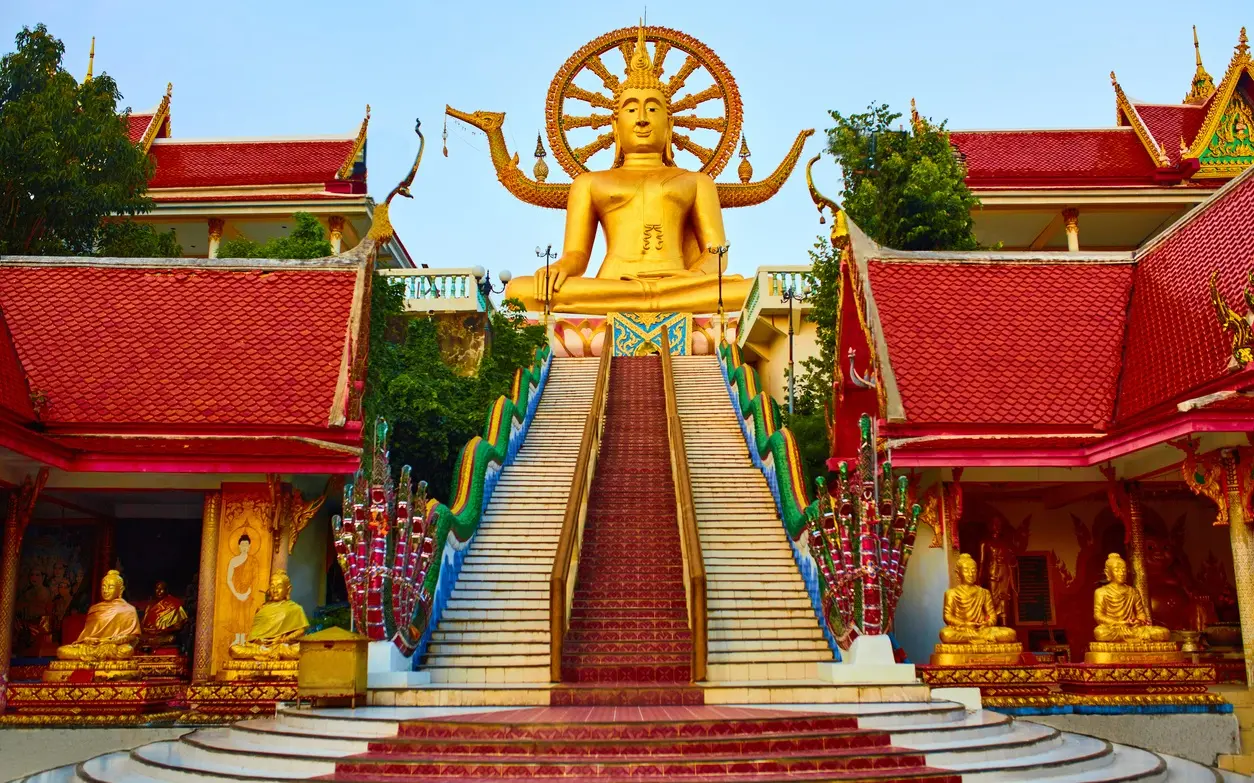 Posąg Buddy w Wat Phra Yai, Pattaya, Tajlandia