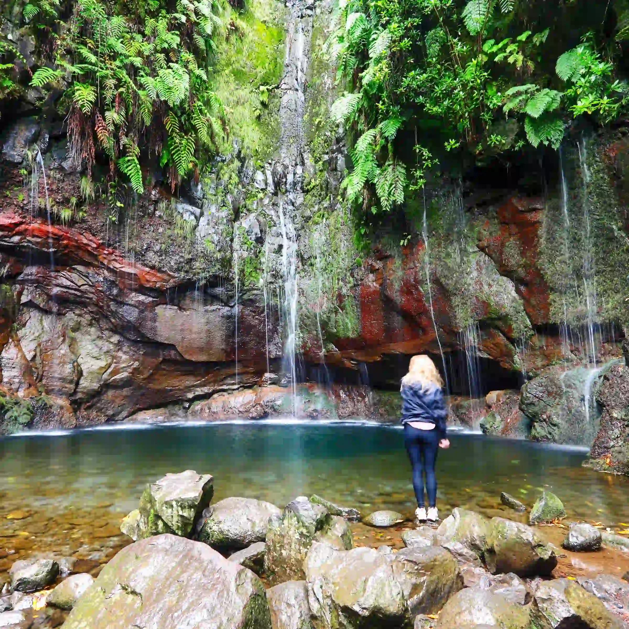 Turystka przy wodospadzie