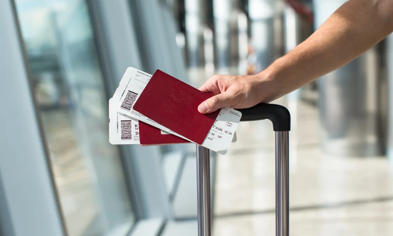 Mężczyzna z dokumentami na lotnisku Mężczyzna z dokumentami na lotnisku