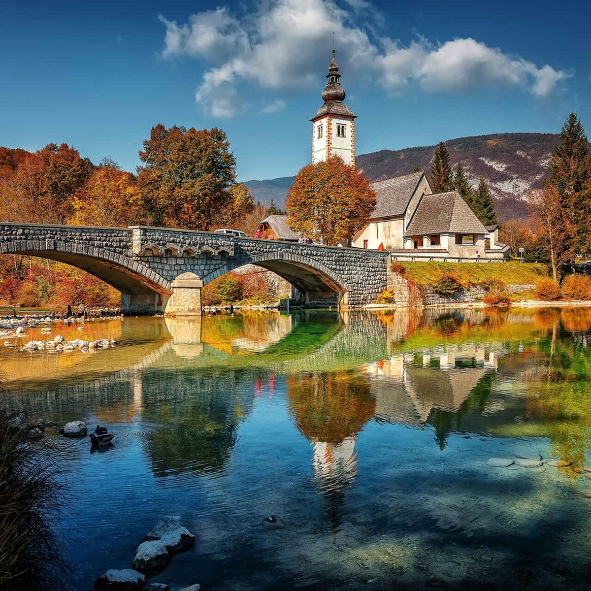 Most na jeziorze Bohinj, Słowenia Most na jeziorze Bohinj, Słowenia