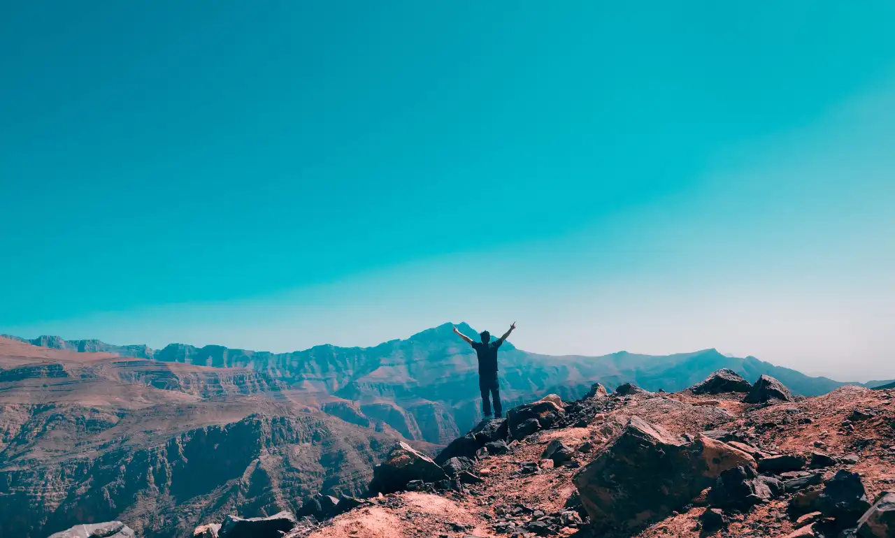 Mężczyzna w górach Jebel Jais