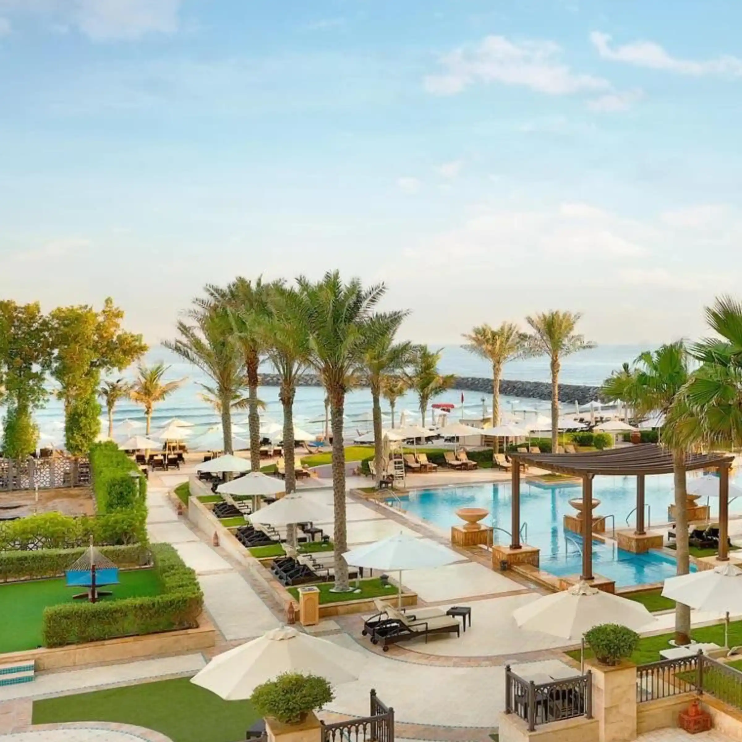 Widok z pokoju na basen i plaże w Ajman Saray