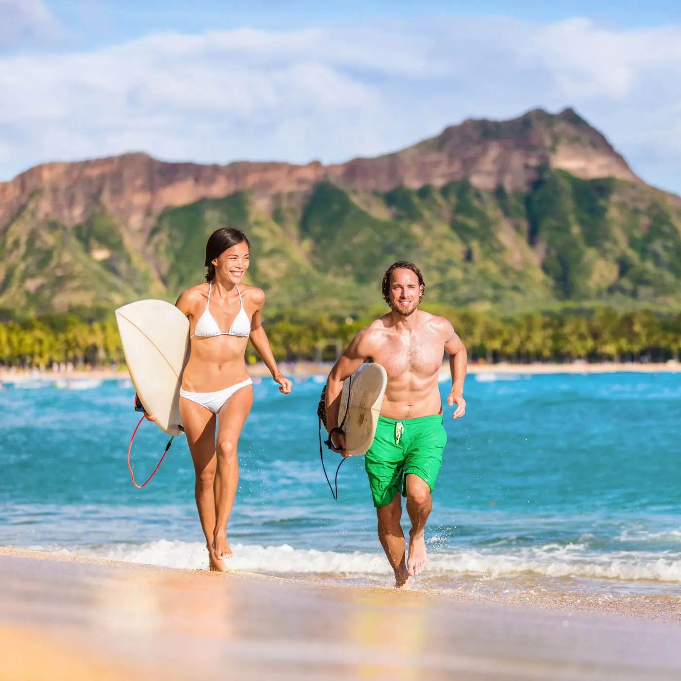 Surferzy na hawajskiej plaży