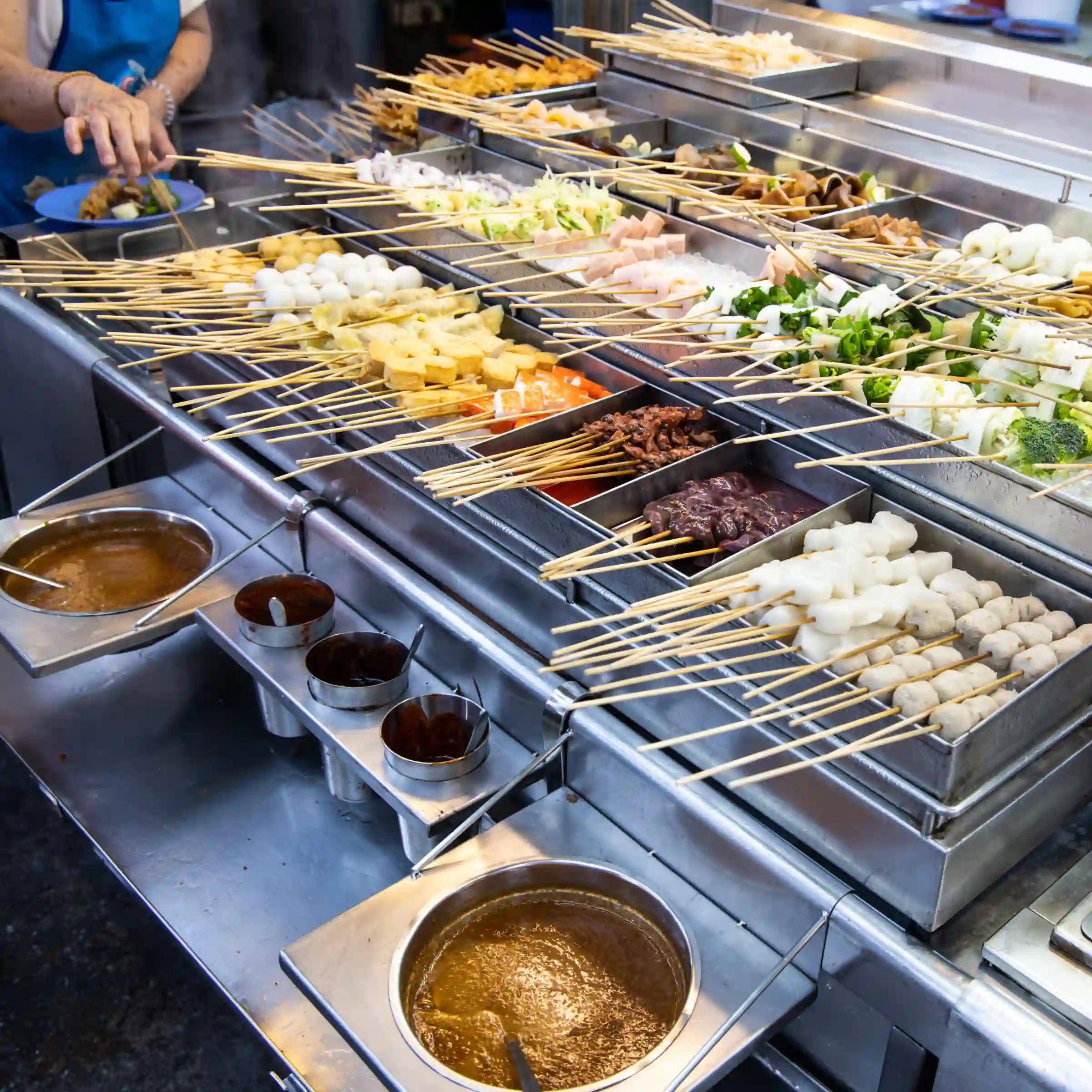 Sprzedawca sprzedający popularny lokalny przysmak lok lok przy ulicznym stoisku, Penang