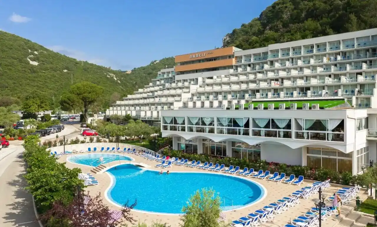 Widok na basen i hotel Narcis w Rabacu 