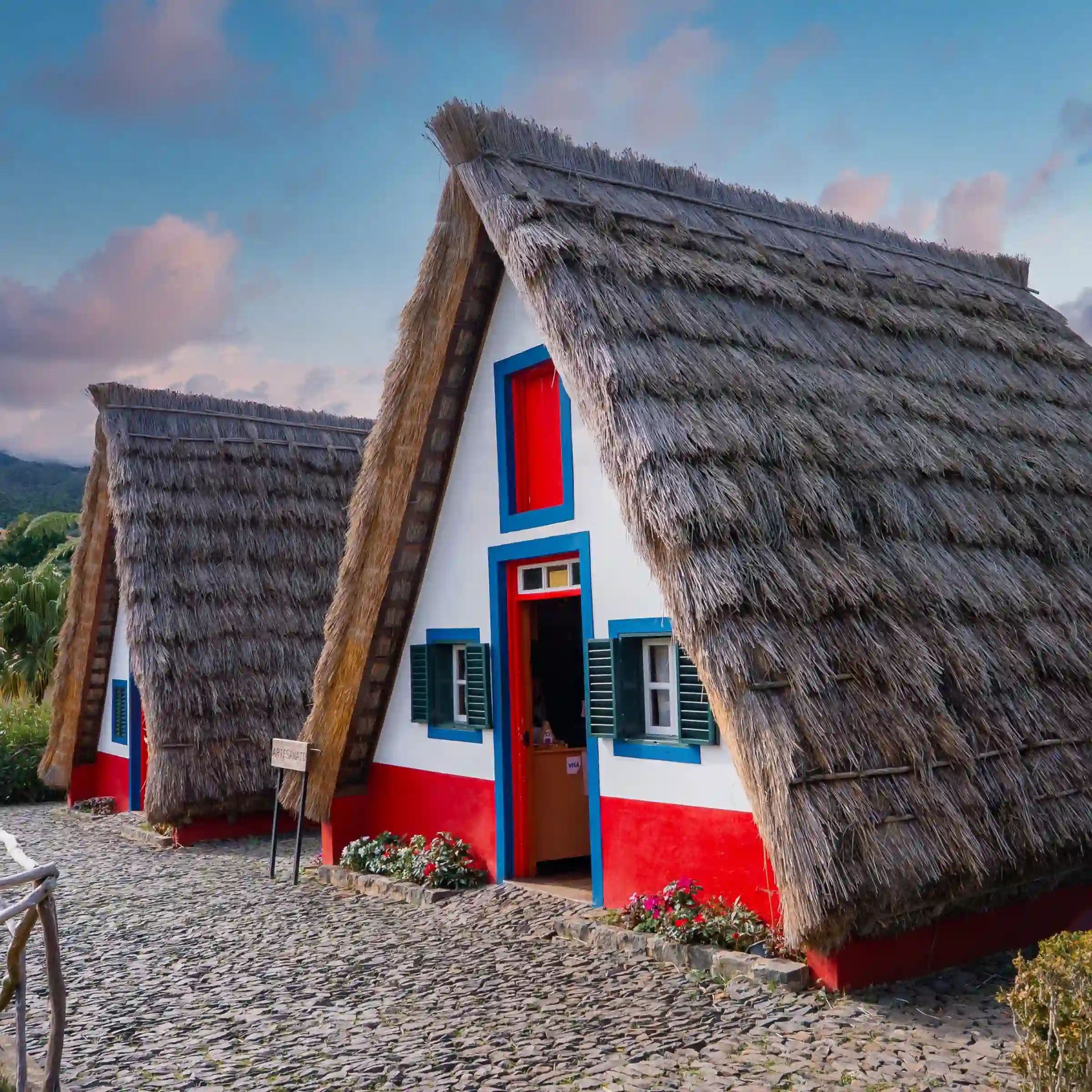 Kolorowe, kryte strzechą domki, Santana