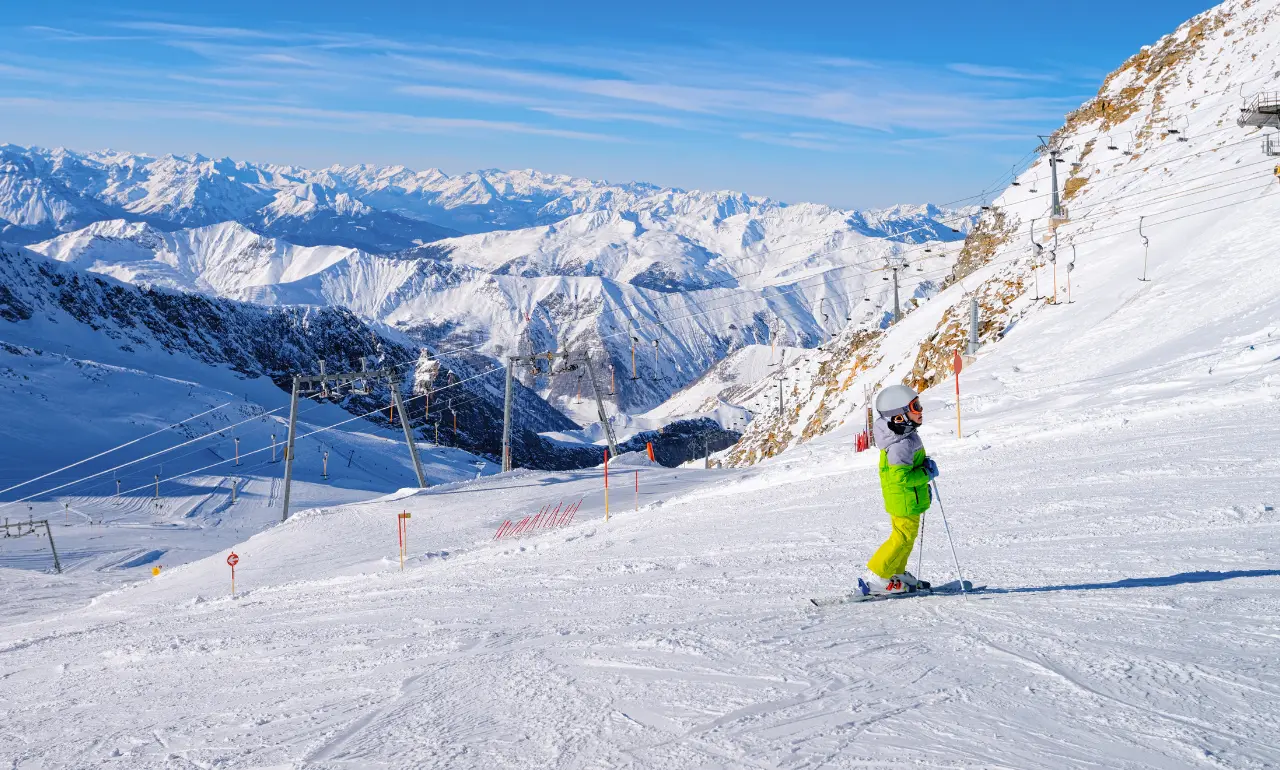 Dziecko na nartach na lodowcu Hintertuxer Gletscher