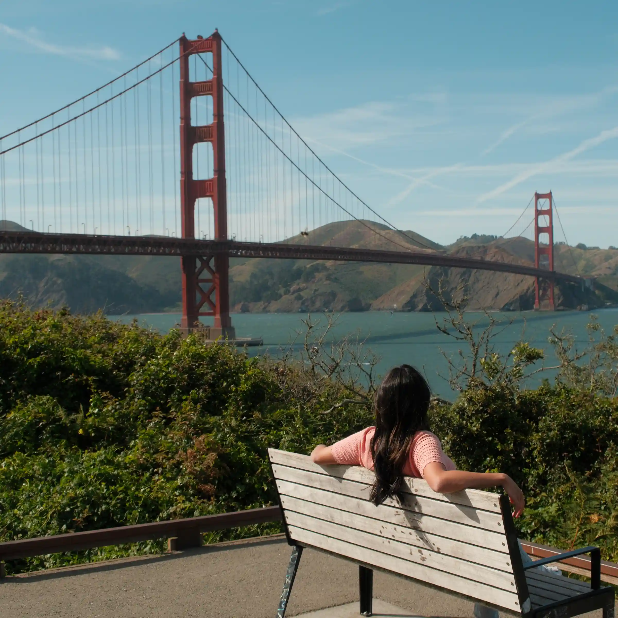 Kobieta patrząca na Golden Gate Bridge