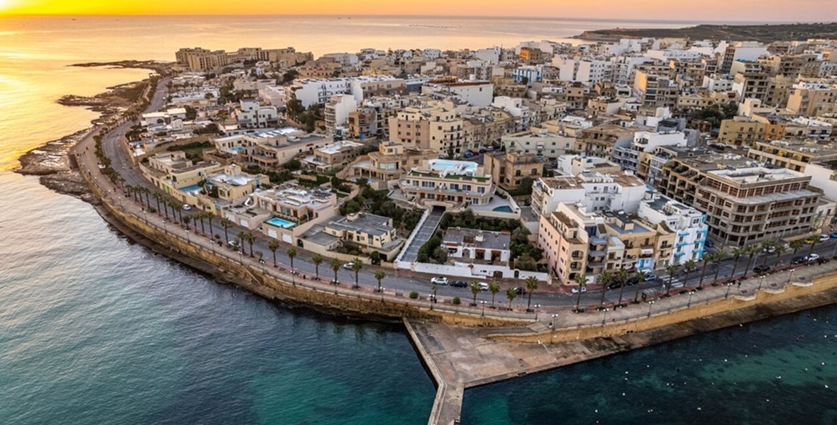 Widok na miasto Marsaskala o wschodzie słońca, Malta
