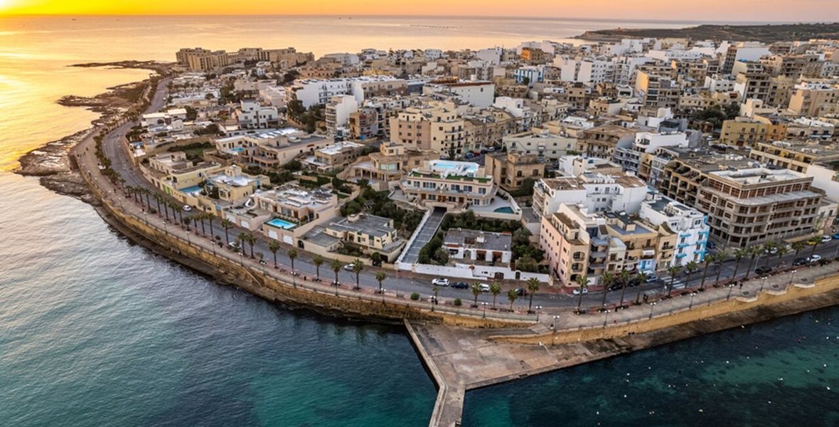 Widok na miasto Marsaskala o wschodzie słońca, Malta