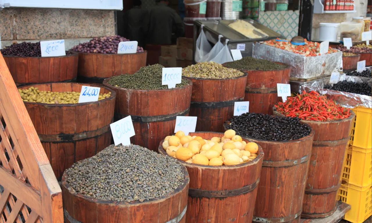 Tunezyjski market z przyprawami, owocami i warzywami Tunezyjski market z przyprawami, owocami i warzywami