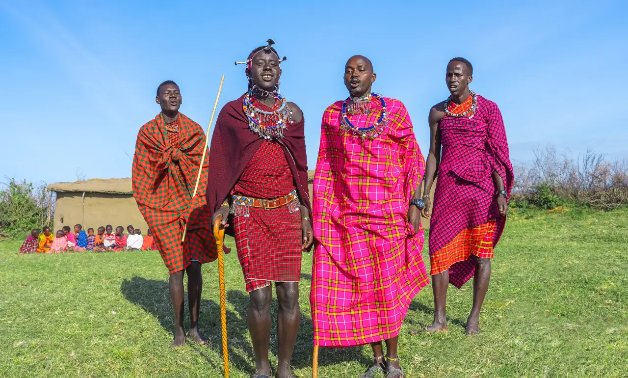 Masajowie w tradycyjnych strojach Masajowie w tradycyjnych strojach