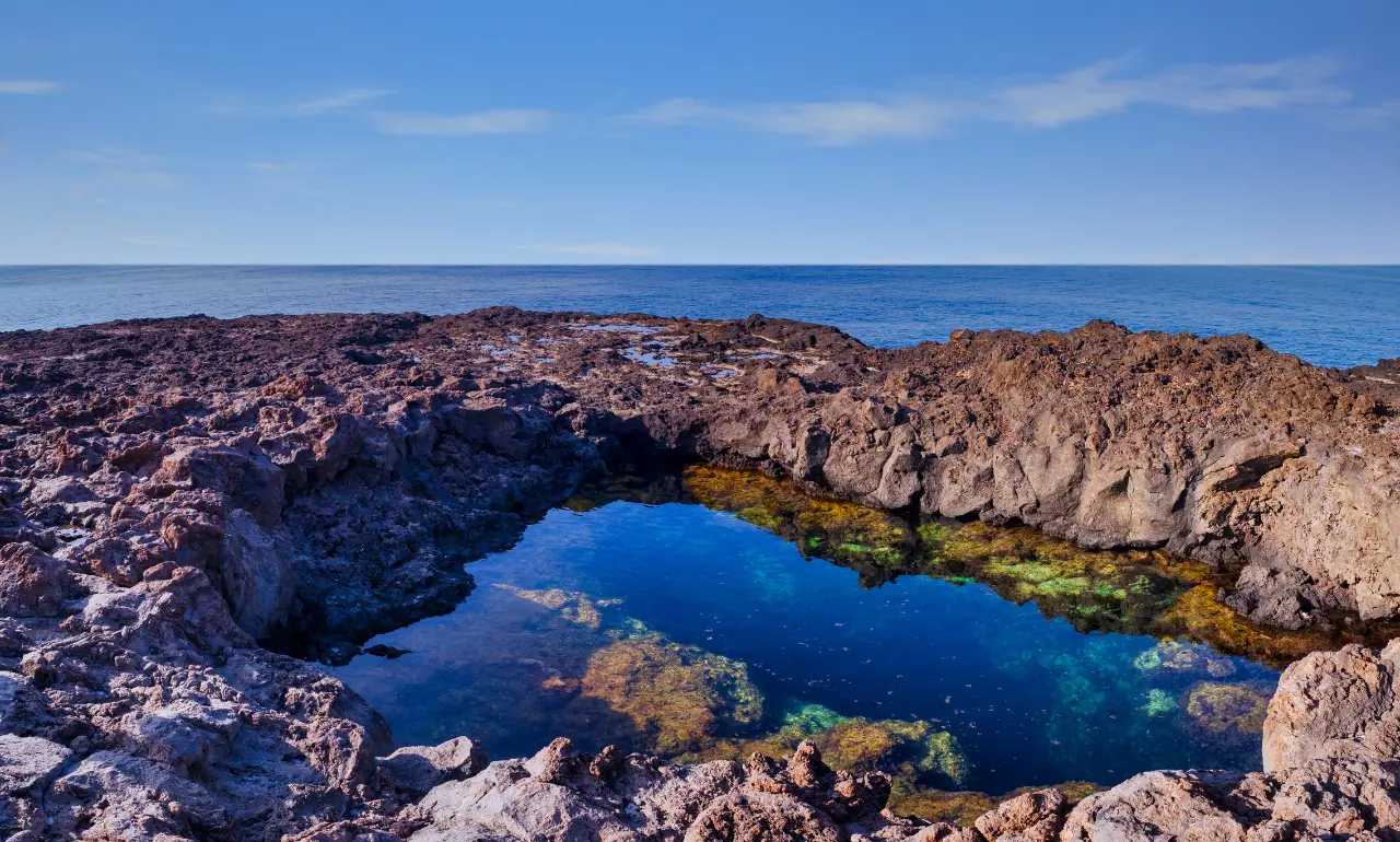 Wulkaniczna plaża na Sycylii Wulkaniczna plaża na Sycylii