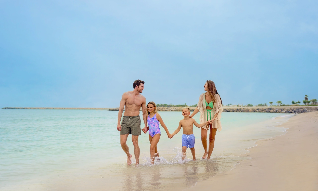 Rodzina na plaży w Ras Al Khaimah Rodzina na plaży w Ras Al Khaimah